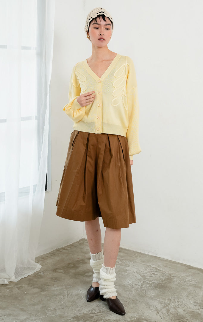 Kardigan rajut wanita lengan panjang warna kuning muda (butter yellow) Bailey Cardigan berbahan stretch knit dengan leher V (V-neckline), bukaan kancing depan, dan aksen bordir motif bunga di dada (floral embroidery).