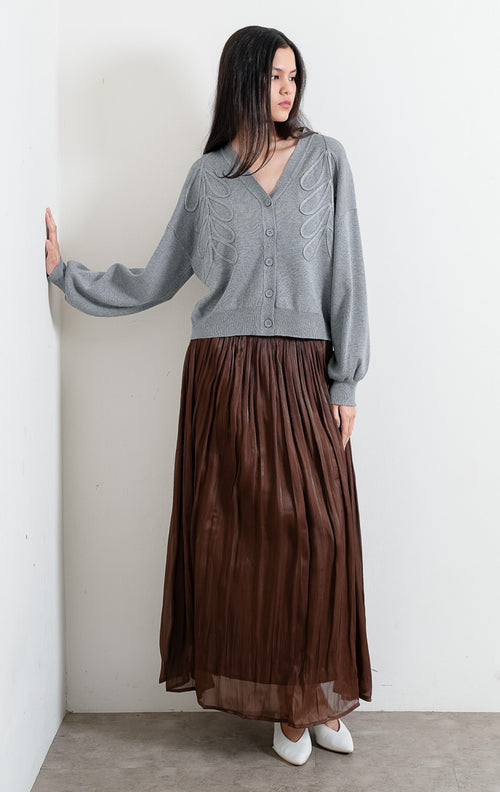 Kardigan rajut wanita lengan panjang warna abu-abu (grey) Bailey Cardigan berbahan stretch knit dengan leher V (V-neckline), bukaan kancing depan, dan aksen bordir motif bunga di dada (floral embroidery).