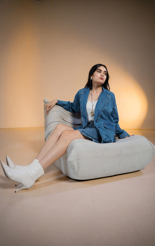 Model wanita mengenakan Barcley Denim Blazer, outer jeans lengan panjang berkerah lapel dengan saku depan dan kancing, gaya kasual modern.