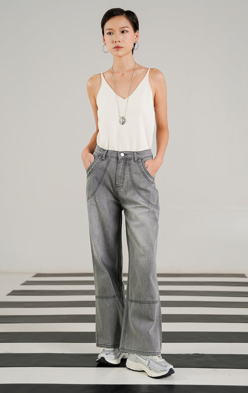 Celana jeans wanita Baxter Grey model lurus (straight leg) dengan kantong depan melengkung, detail jahitan di lutut, dan karet pinggang belakang. 