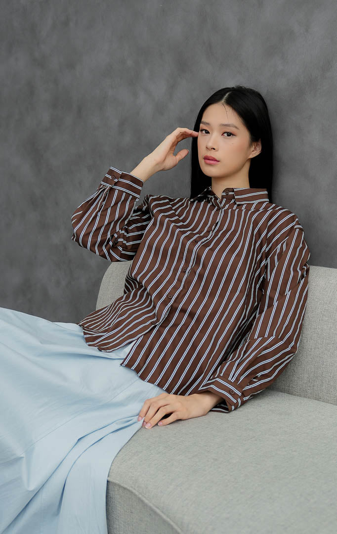 Kemeja wanita lengan panjang warna cokelat tua (dark brown) Bellaire Top bermotif garis-garis (striped) berbahan katun premium dengan kancing depan dan kerah klasik.