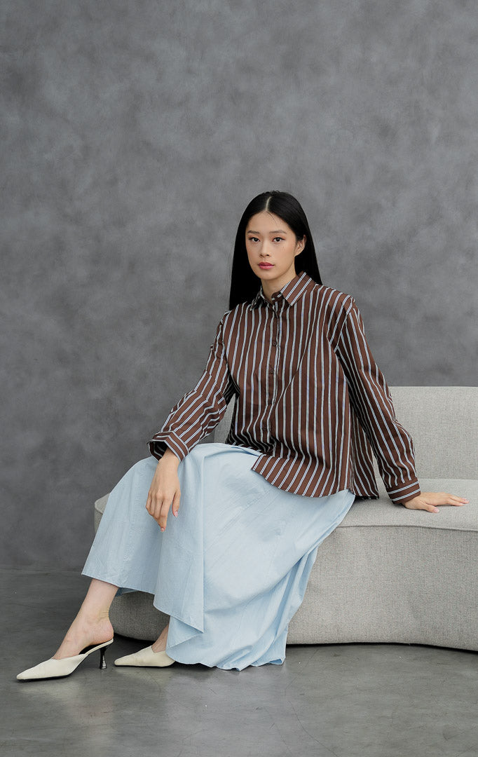 Kemeja wanita lengan panjang warna cokelat tua (dark brown) Bellaire Top bermotif garis-garis (striped) berbahan katun premium dengan kancing depan dan kerah klasik.
