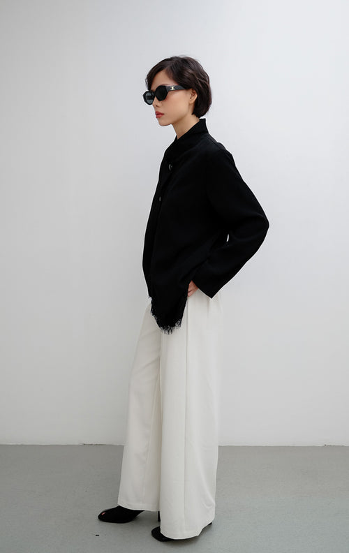 Blazer wanita warna hitam Bernard Blazer dengan model siluet wrap, kerah high shawl, kancing depan tersembunyi (covered button), dan bahu berstruktur.