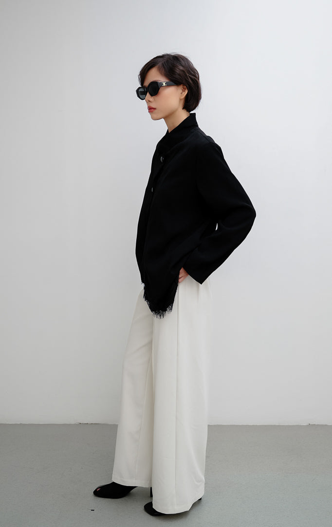 Blazer wanita warna hitam Bernard Blazer dengan model siluet wrap, kerah high shawl, kancing depan tersembunyi (covered button), dan bahu berstruktur.