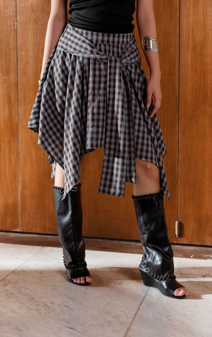 Celana rok wanita warna cokelat (brown tailored skort) Edmund Skort dengan detail handkerchief drape yang memberikan dimensi fluid, bahan katun poliester terstruktur, serta resleting samping yang rapi. 
