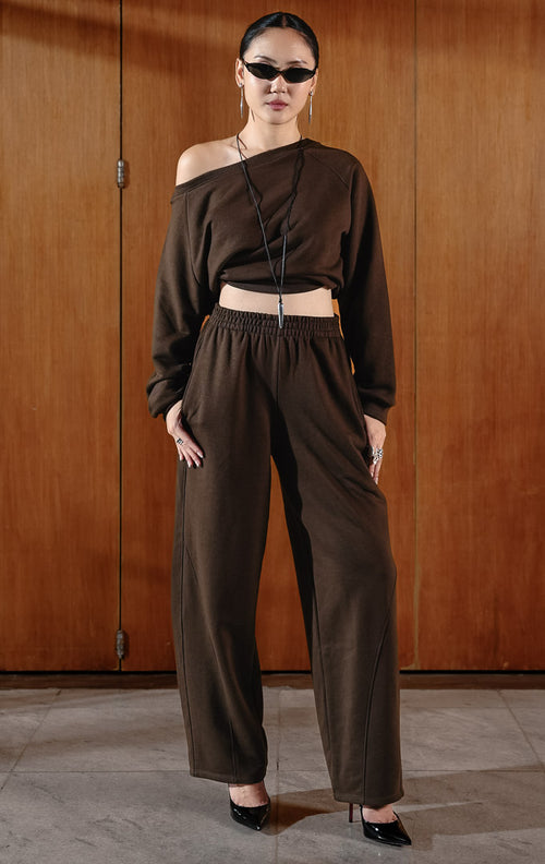 Celana panjang wanita warna cokelat tua (dark brown baby terry sweatpants) Elea Pants dengan siluet minimalis yang modern, pinggang elastis yang nyaman, serta material baby terry berkualitas tinggi. 