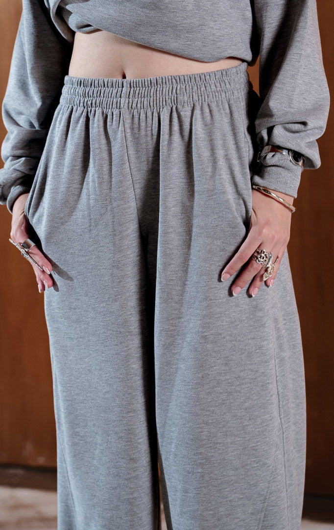 Celana panjang wanita warna abu-abu (grey baby terry sweatpants) Elea Pants dengan potongan santai (relaxed silhouette), pinggang karet elastis (stretch waistband), dan saku depan fungsional. 