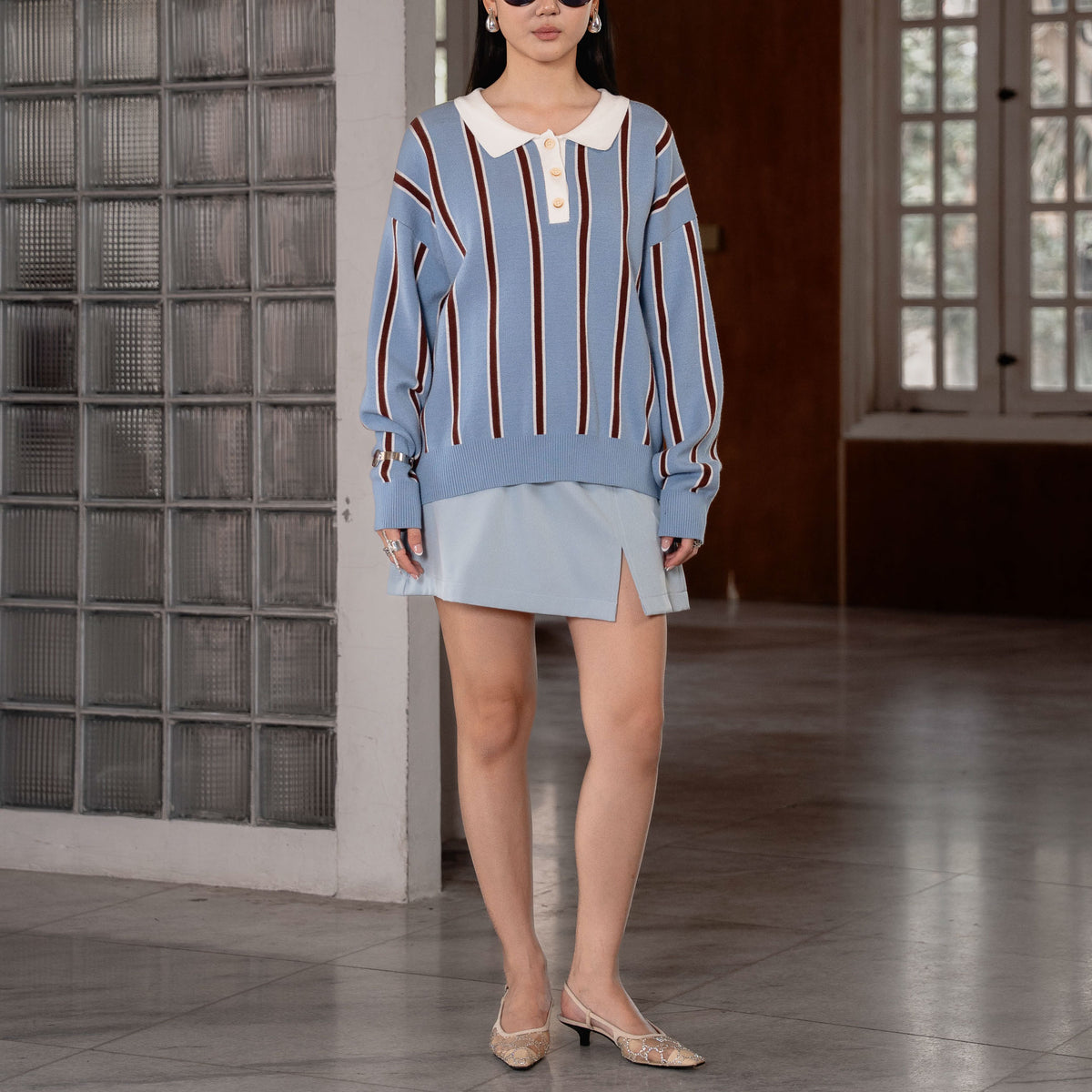 Celana rok wanita warna biru muda (light blue front-slit tailored skort) Emery Skort dari bahan campuran katun poliester berstruktur, lengkap dengan detail belahan depan yang menawan dan penutup resleting samping. 

