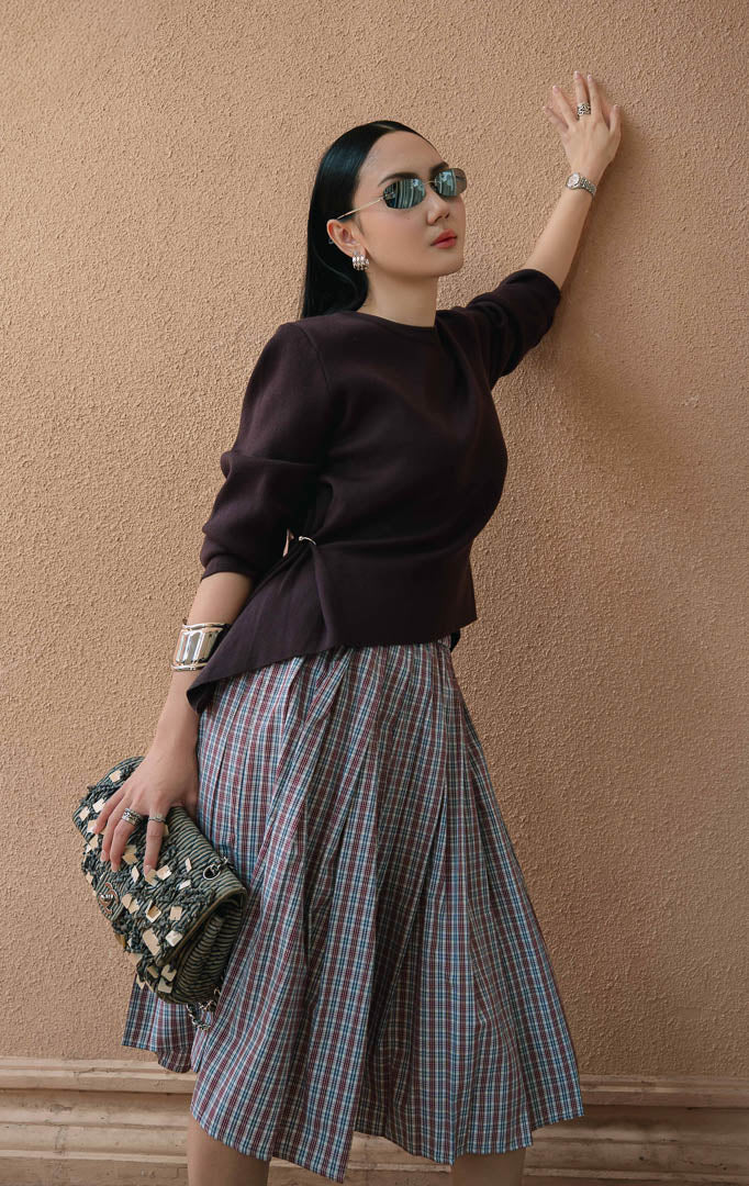 Sweater rajut wanita lengan panjang warna cokelat tua (dark brown knit sweater) Ivyna Sweater dengan detail klip sisi asimetris (asymmetric side clasp detail), potongan belahan samping, dan bahan rajut elastis yang lembut.