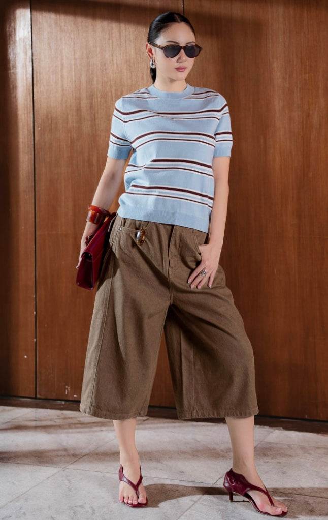 Celana kulot denim panjang wanita warna cokelat (brown wide-swept denim culottes) Morven Pants dengan siluet proporsi tegas, bahan denim terstruktur, penutup kancing depan, dan karet belakang yang fleksibel. 

