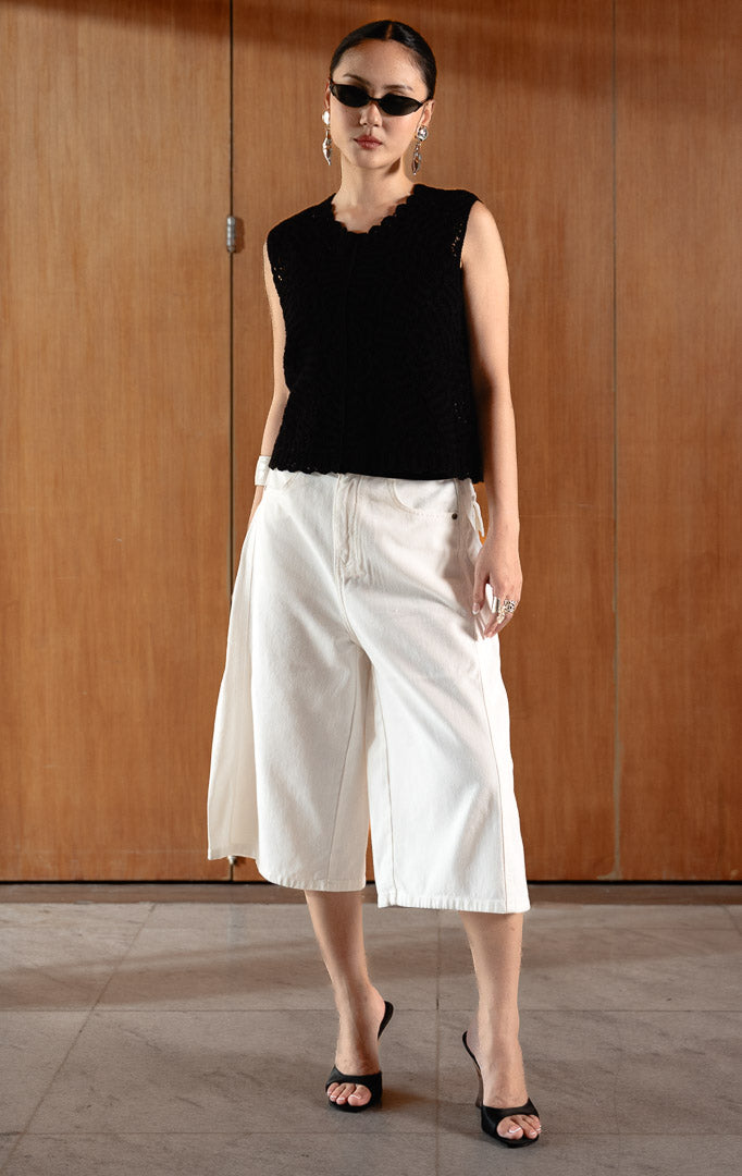 Celana kulot denim panjang wanita warna putih bersih (white wide-swept denim culottes) Morven Pants dengan siluet kaki lebar yang dramatis, pinggang belakang elastis, serta saku fungsional. 