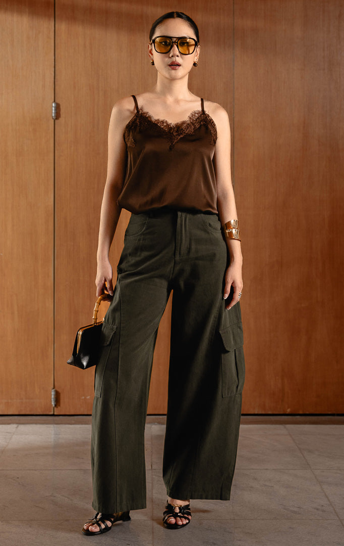 Celana pendek wanita warna hijau olive (olive utility shorts) Oliviana Pants dengan potongan pinggang elastis belakang, aksen lipit depan (pleated details), serta gaya kasual yang serbaguna. 
