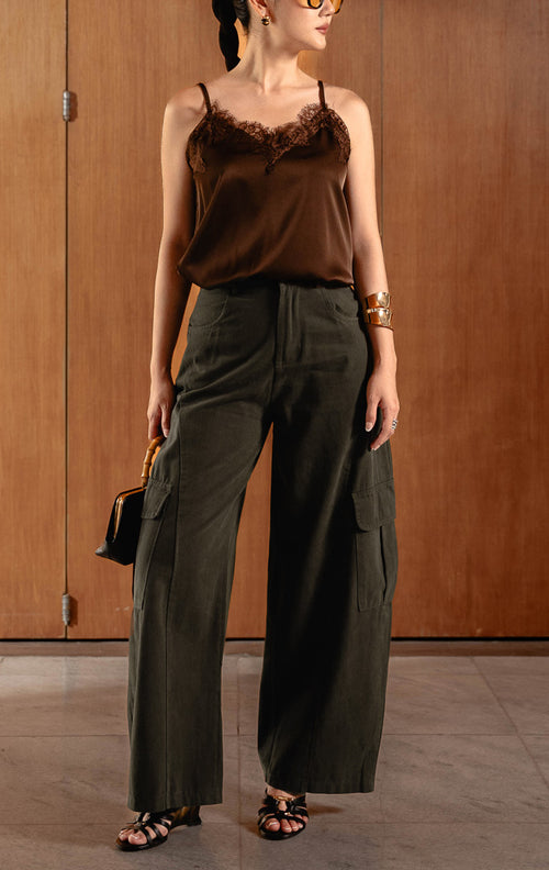 Celana pendek wanita warna hijau olive (olive utility shorts) Oliviana Pants dengan potongan pinggang elastis belakang, aksen lipit depan (pleated details), serta gaya kasual yang serbaguna. 

