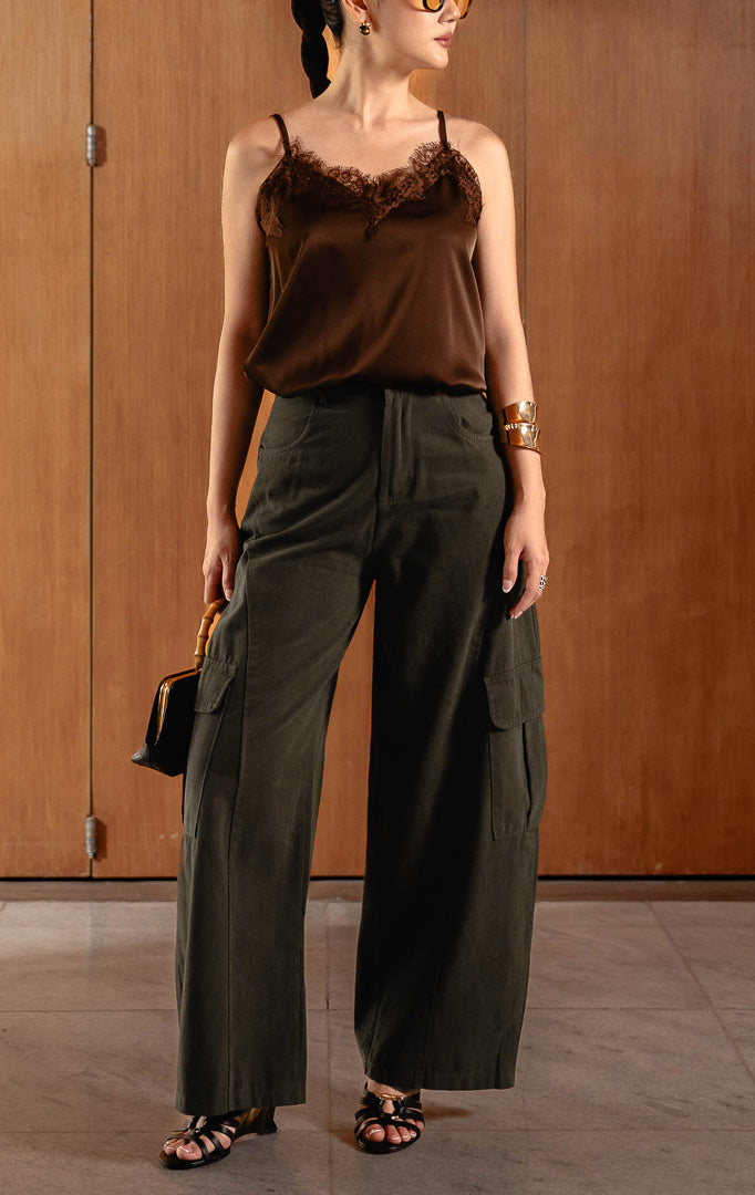 Celana pendek wanita warna hijau olive (olive utility shorts) Oliviana Pants dengan potongan pinggang elastis belakang, aksen lipit depan (pleated details), serta gaya kasual yang serbaguna. 

