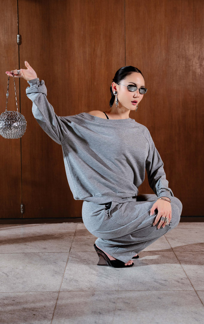 Sweatshirt wanita lengan panjang warna abu-abu (grey baby terry sweatshirt) Phyra Sweater dengan potongan bahu turun (relaxed drop-shoulder) dan tekstur rajutan baby terry yang ringan serta kasual.
