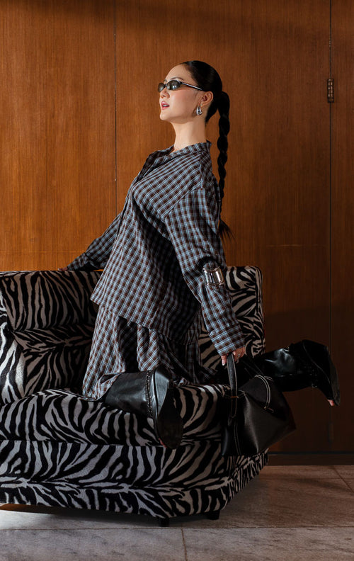 Kemeja wanita lengan panjang motif kotak (brown plaid shirt) Rylanda Top dengan model kerah tegak (band collar), bahan campuran katun poliester berstruktur, detail kancing depan, serta saku fungsional bergaya modern. 