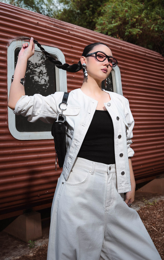 Jaket denim wanita warna putih bersih (clean white utility denim jacket) Solryn Jacket dengan bahan denim non-regang bertekstur, kerah bulat minimalis, saku depan bertingkat (dual-tier functional pockets), dan kancing depan yang elegan.