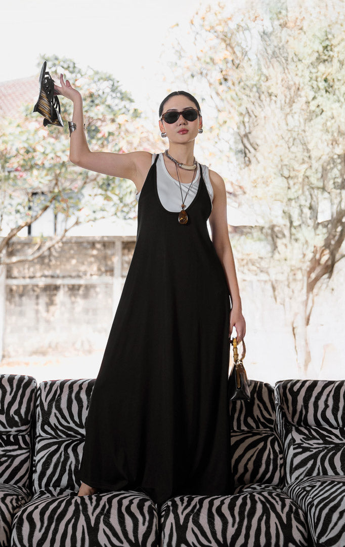 Set dress wanita warna hitam (black dress set) Theron Dress Set dengan siluet racerback yang ramping, detail lapisan luar (overlay layer), serta bahan campuran katun poliester yang elastis dan nyaman. 