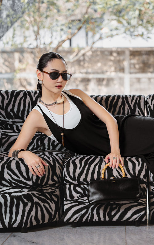 Set dress wanita warna hitam (black dress set) Theron Dress Set dengan siluet racerback yang ramping, detail lapisan luar (overlay layer), serta bahan campuran katun poliester yang elastis dan nyaman. 