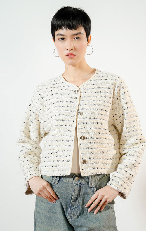 Model wanita mengenakan Carlina Tweed Blazer warna butter yellow, luaran outer blazer tweed wanita lengan panjang berwarna kuning mentega dengan kancing perak. 