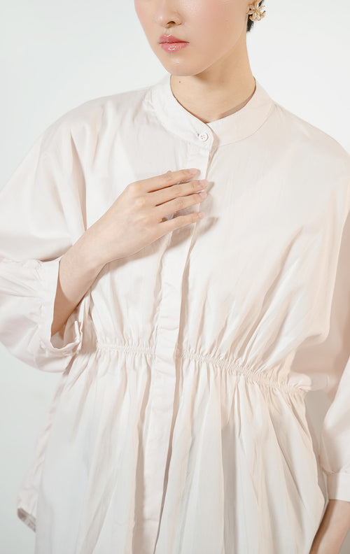 Detail dekat Ginera Ruched Waist Top warna pink, kemeja blouse wanita lengan panjang berwarna merah muda pucat dengan kerah sanghai dan detail kerut serut di pinggang. 