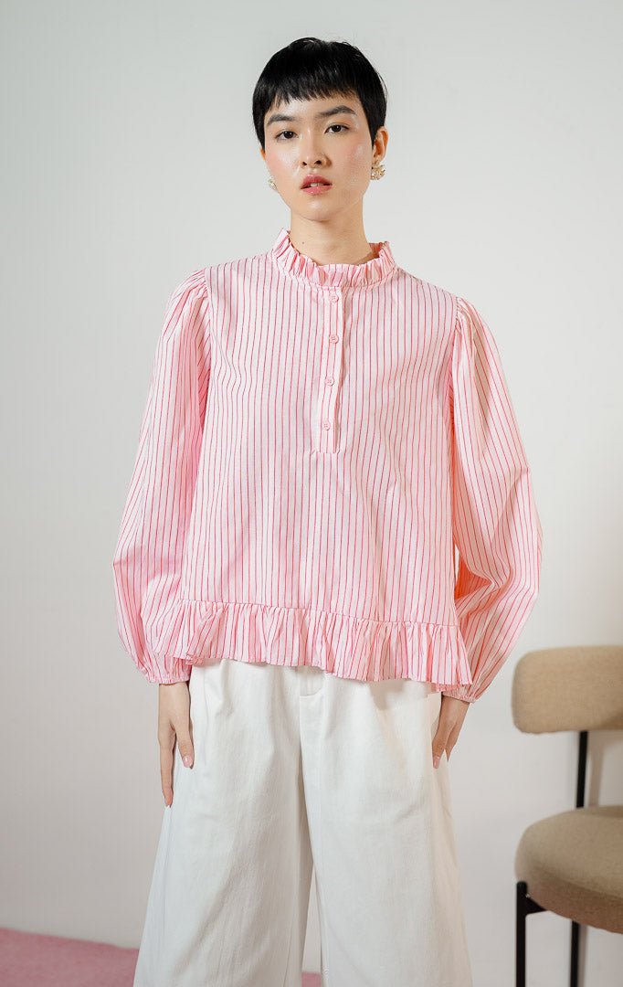 Detail kerah ruffle dan kancing depan Alessia Frill-Hem Striped Top warna pink, kemeja salur wanita motif garis merah muda-putih berdesain lengan balon. 