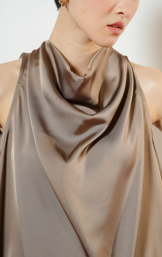 Detail dekat model mengenakan Wright Cowl Neck Satin Sleeveless Blouse warna taupe, atasan tank top wanita bahan satin kilap warna cokelat dengan detail kerah jatuh menjuntai anggun 