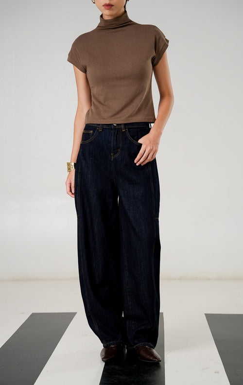 Celana jeans wanita Brion Barrel Pants warna Dark Denim dengan potongan kaki melengkung (barrel leg), detail jahitan kontras, dan karet pinggang belakang.
