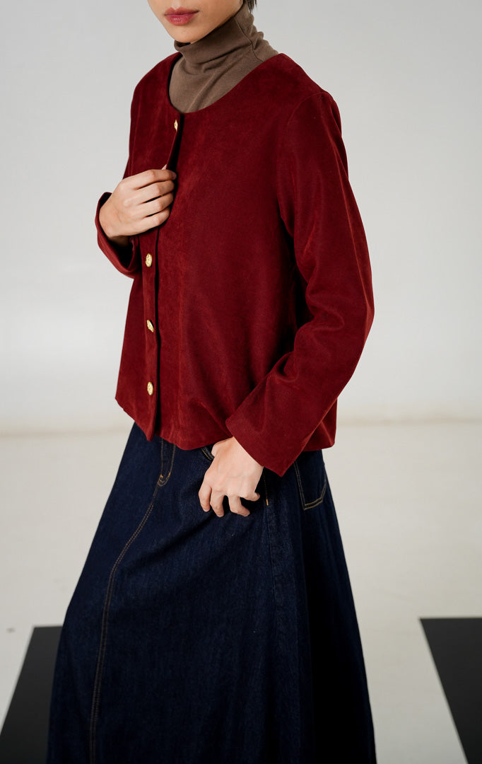 Outerwear wanita Calandra Jacket Maroon berbahan katun twill dengan detail kerah bulat, kancing logam emas yang elegan, dan siluet boxy dari This Is April. 