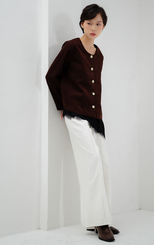 Jaket wanita warna cokelat tua (dark brown) Calandra Jacket berbahan katun twill berstruktur dengan potongan rapi untuk gaya casual dan office look.