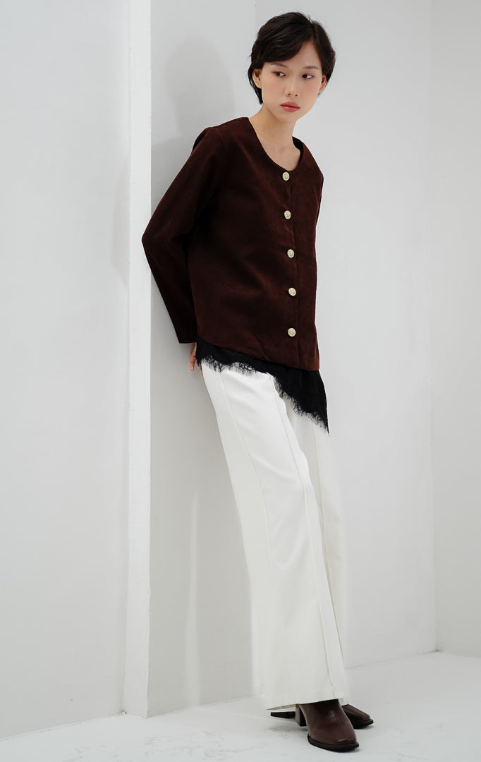 Jaket wanita warna cokelat tua (dark brown) Calandra Jacket berbahan katun twill berstruktur dengan potongan rapi untuk gaya casual dan office look.