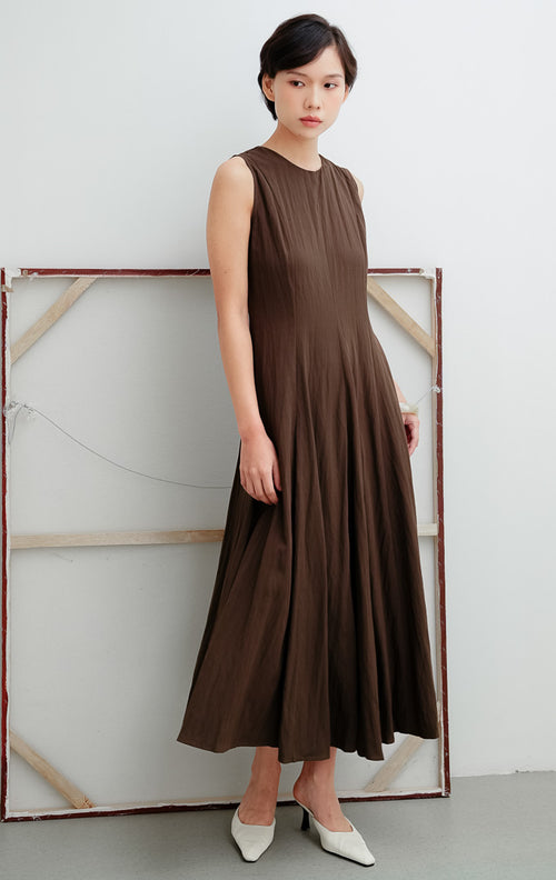 Dress wanita tanpa lengan (sleeveless) warna cokelat tua (dark brown) Callan Dress berbahan katun adem dengan gaya minimalis untuk daily look.
