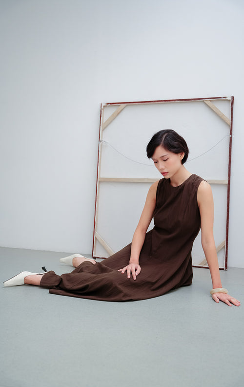 Dress wanita tanpa lengan (sleeveless) warna cokelat tua (dark brown) Callan Dress berbahan katun adem dengan gaya minimalis untuk daily look.