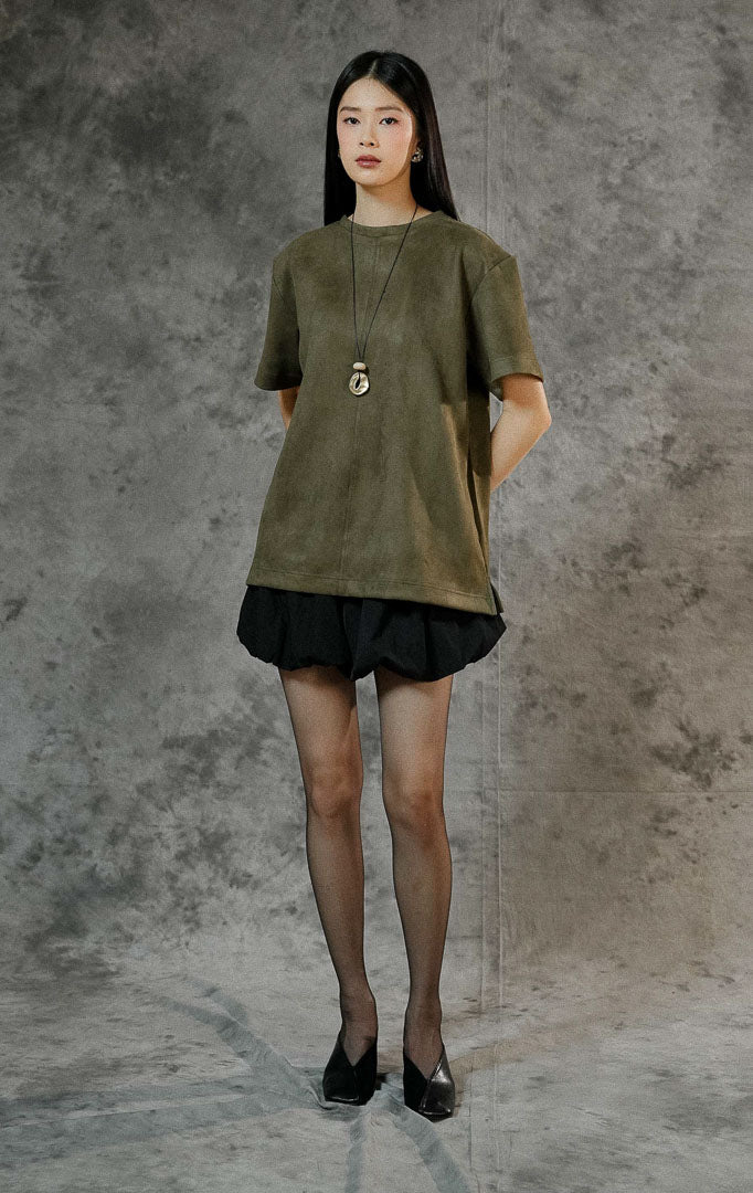 Baju atasan lengan pendek wanita Callidora warna army green berbahan suede lembut, potongan oversized, dengan detail belahan pendek di samping bawah.