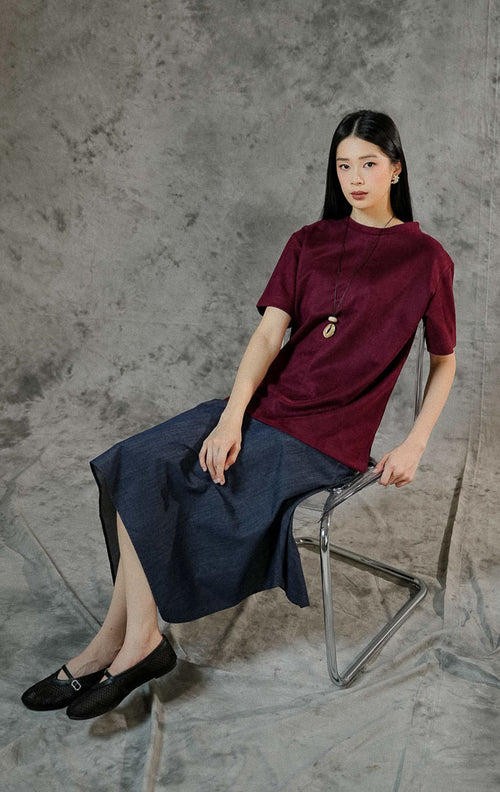 Blouse lengan pendek wanita Callidora warna maroon dari bahan suede premium berpotongan longgar, cocok dipadukan untuk gaya kasual modern.