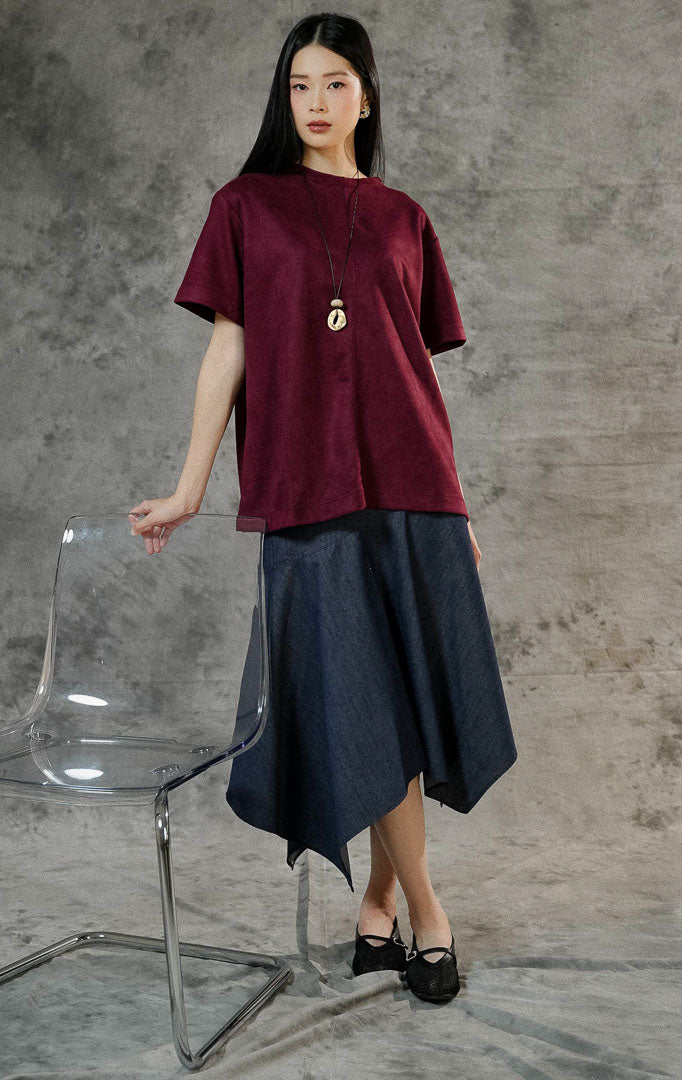 Blouse lengan pendek wanita Callidora warna maroon dari bahan suede premium berpotongan longgar, cocok dipadukan untuk gaya kasual modern.