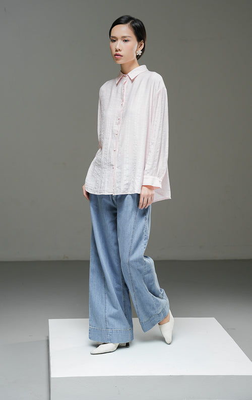 Kemeja wanita Calliope Top warna pink lengan panjang dengan motif garis tekstur (textured stripe), kerah kemeja, dan kancing depan. 