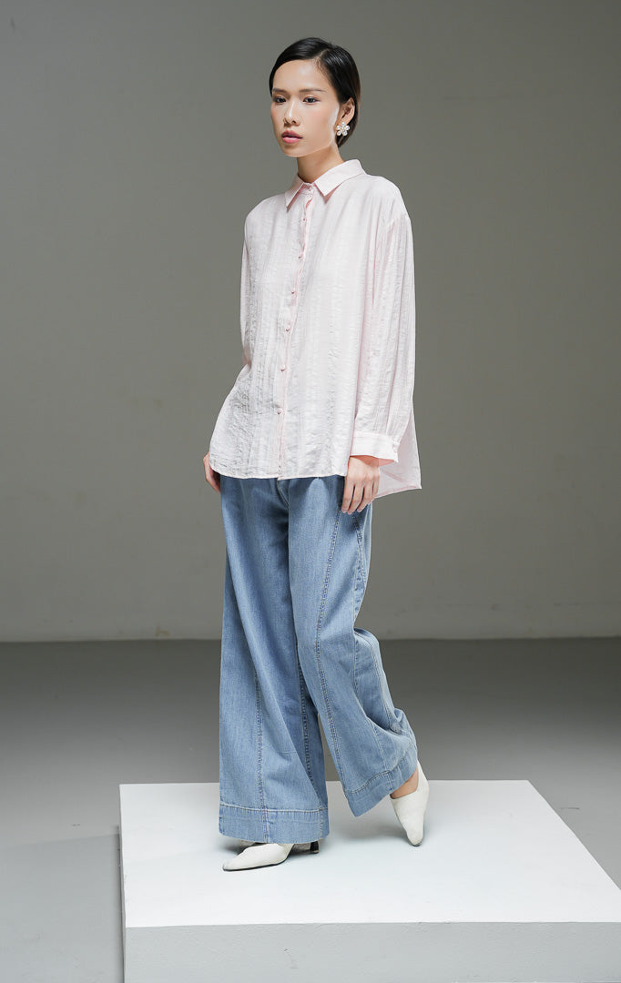 Kemeja wanita Calliope Top warna pink lengan panjang dengan motif garis tekstur (textured stripe), kerah kemeja, dan kancing depan. 