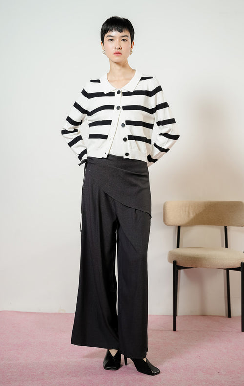 Model wanita mengenakan Mulberry Cropped Collar Stripe Knit Sweater warna white, atasan baju crop cardigan kemeja rajut wanita berkerah motif garis salur hitam putih monokrom. 