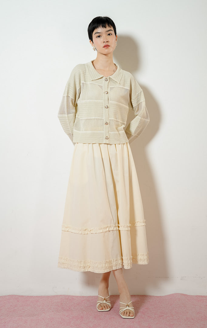 Detail dekat Marlie Gold Button Loose-Knit Collared Cardigan warna light khaki, outer baju kemeja cardigan rajut wanita berkerah warna krem dengan tekstur jaring jala berongga dan kancing emas. 