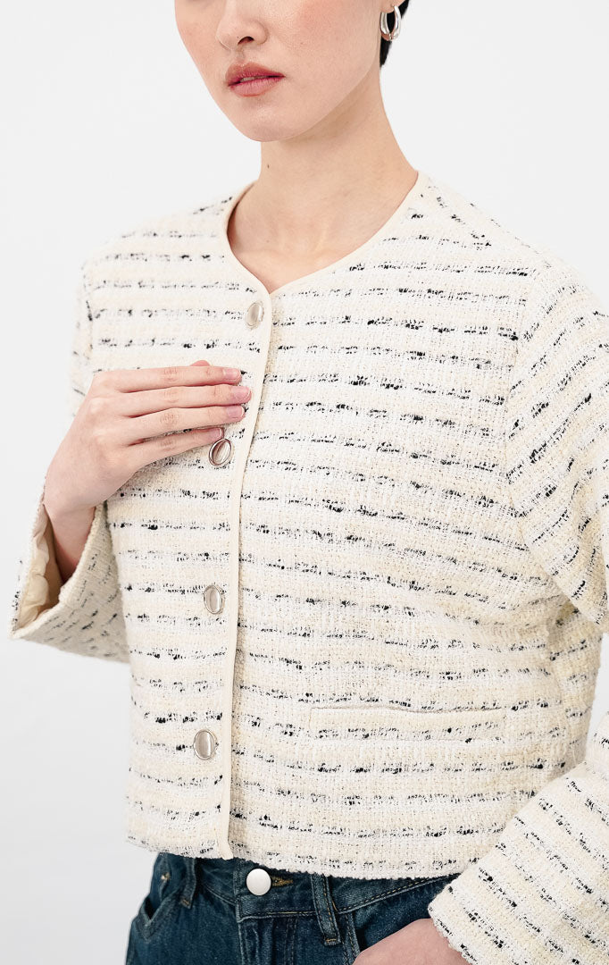 Model mengenakan Carlina Blazer warna butter yellow, blazer bahan tweed dengan motif garis horizontal halus, kancing depan besar, dan potongan lengan panjang yang rapi.