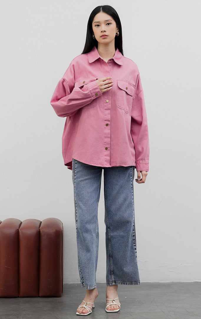 Jaket denim wanita potongan oversized warna merah muda (pink) Carmen Jacket berbahan denim dengan detail kancing jepret warna emas antik (rustic gold snap buttons) dan saku dada fungsional.
