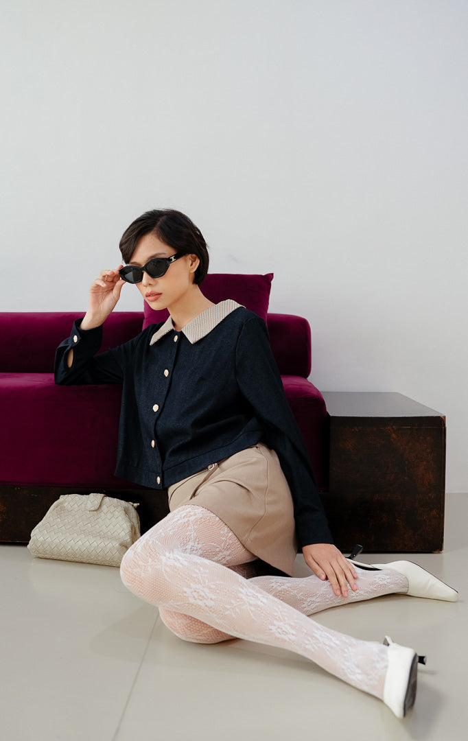 Jaket wanita model cropped warna biru navy Casandera Top dengan aksen kerah houndstooth kontras, siluet berstruktur, dan detail kancing emas (gold-tone buttons).