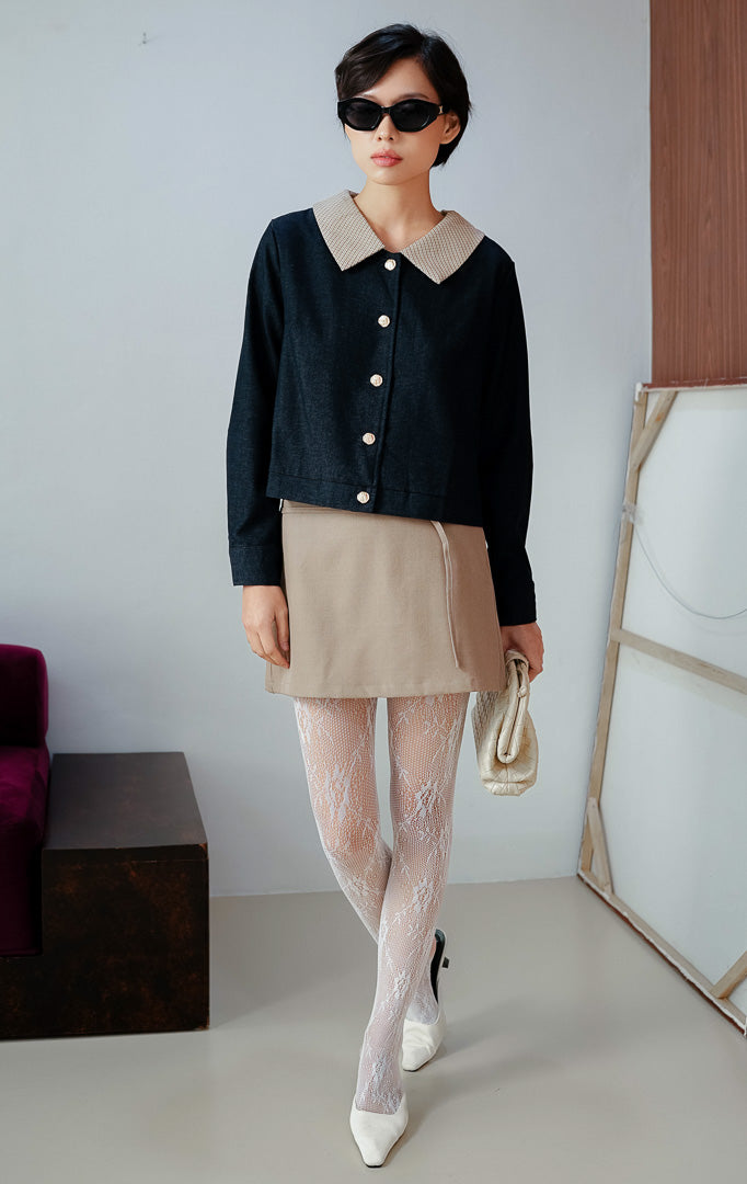Jaket wanita model cropped warna biru navy Casandera Top dengan aksen kerah houndstooth kontras, siluet berstruktur, dan detail kancing emas (gold-tone buttons).