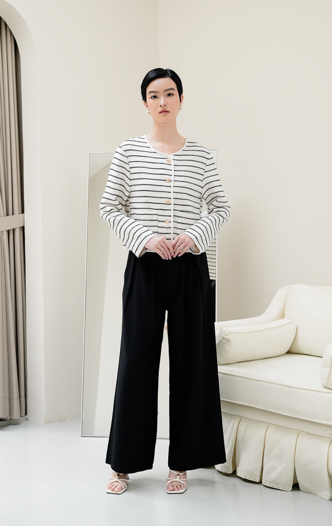 Blazer tweed wanita lengan panjang warna ivory Caspian Outer dengan motif garis (stripe), kancing emas (gold buttons), dan saku depan. 