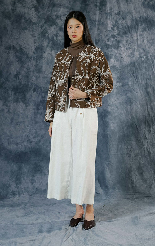 Jaket katun wanita Catharina warna dark brown ukuran all size dengan motif sulam bunga (floral embroidery), kerah bulat, dan resleting depan.