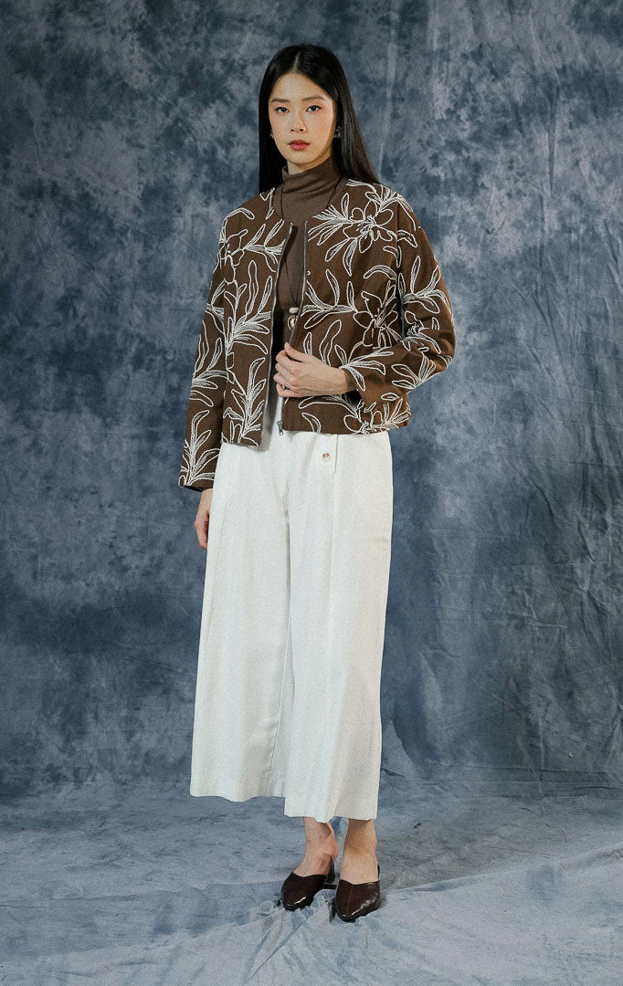 Jaket katun wanita Catharina warna dark brown ukuran all size dengan motif sulam bunga (floral embroidery), kerah bulat, dan resleting depan.