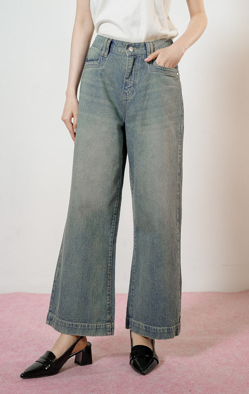 Model wanita mengenakan Anaide Washed Straight-Leg Pants warna light denim, celana panjang jeans denim wanita berpotongan lurus dengan efek washed vintage. 