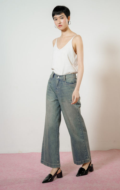 Model wanita mengenakan Anaide Washed Straight-Leg Pants warna light denim, celana panjang jeans denim wanita berpotongan lurus dengan efek washed vintage. 
