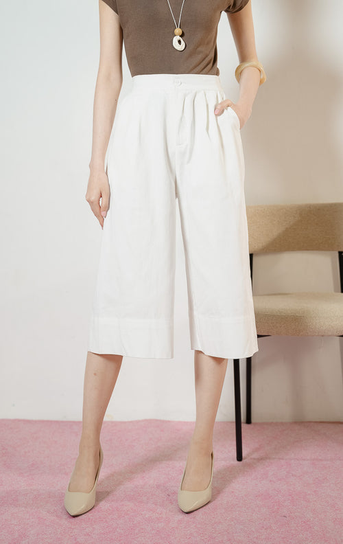 Model wanita mengenakan Roderick Cropped Culottes Pants warna white, celana kulot gantung wanita bahan katun twill warna putih dengan potongan sebetis. 